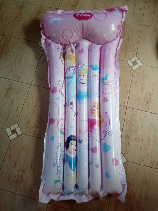 Materac, kółko do pływania dla dziecka.