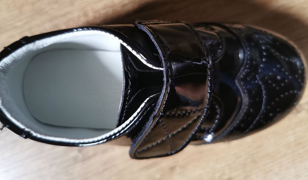 NOWE Buty lakierowane dla człopca czy dziewczynki, rozmiar 25