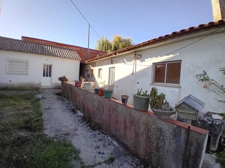 Moradias e terreno para venda - 843 m2 - Cruz da Légua - Porto de Mós