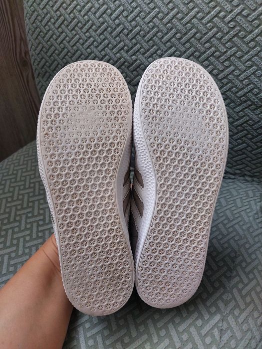 кросівки Adidas gazelle 36.5 23.5cm нюанс ззаду (фото)
замша і шкіра