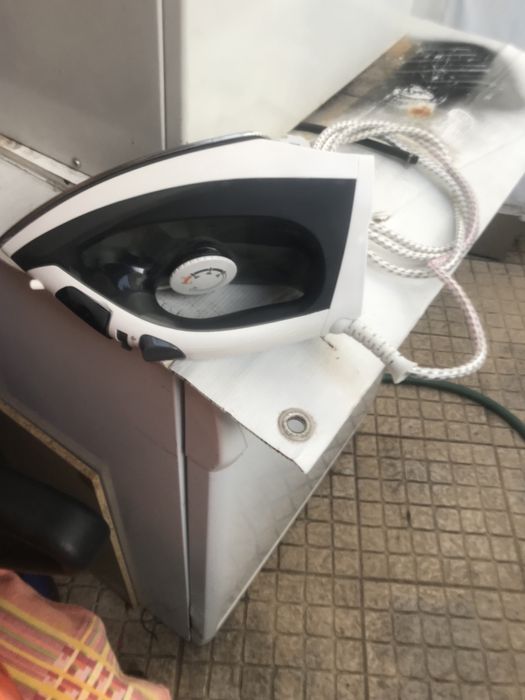 Dois ferros de emgomar a vapor