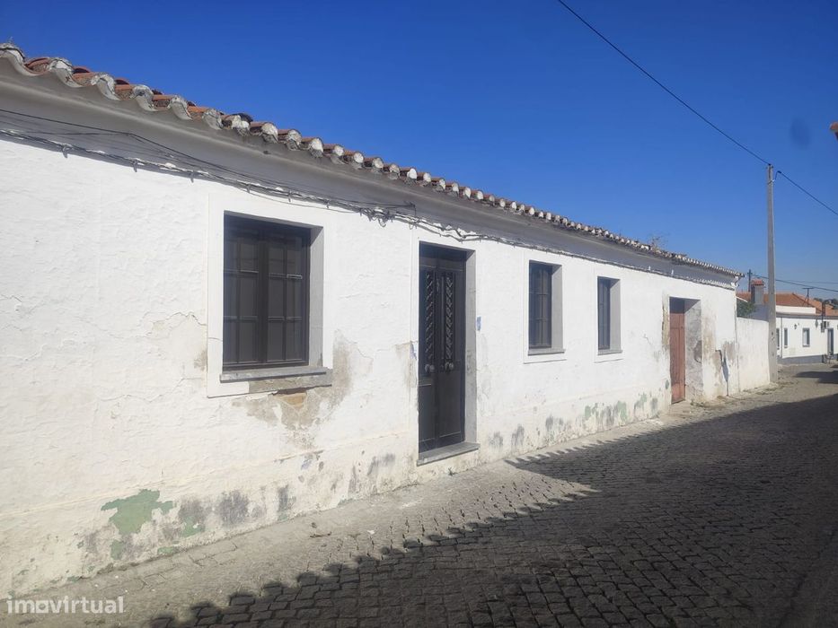 Moradia Térrea de 9 assoalhadas com quintal e garagem
