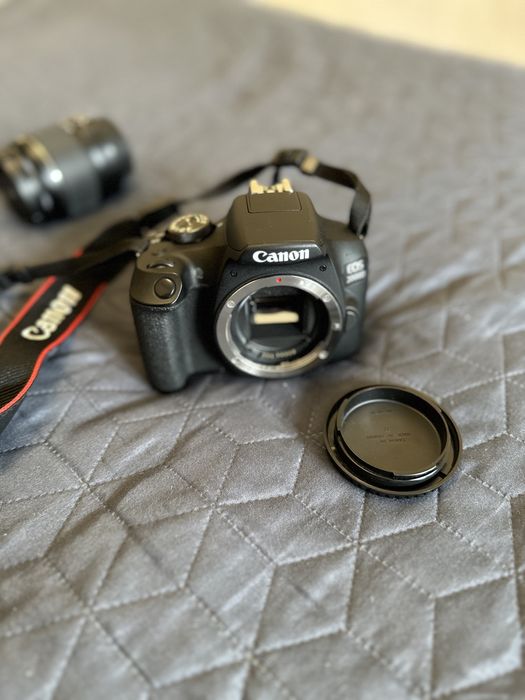 Фотоапарт Canon EOS 2000D