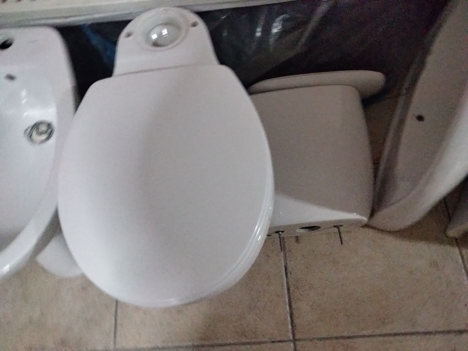 Loiças sanitárias, espelho, radiador, móvel, tudo por