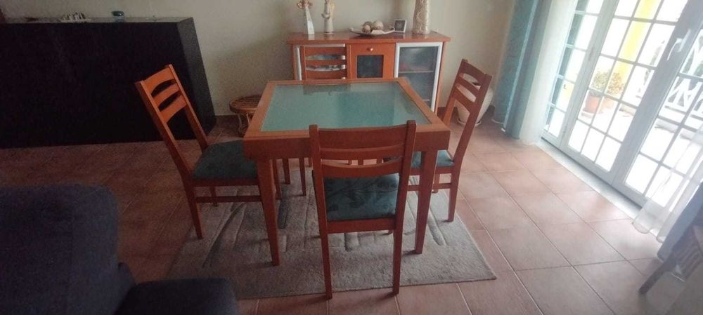 Mesa de sala e aparador