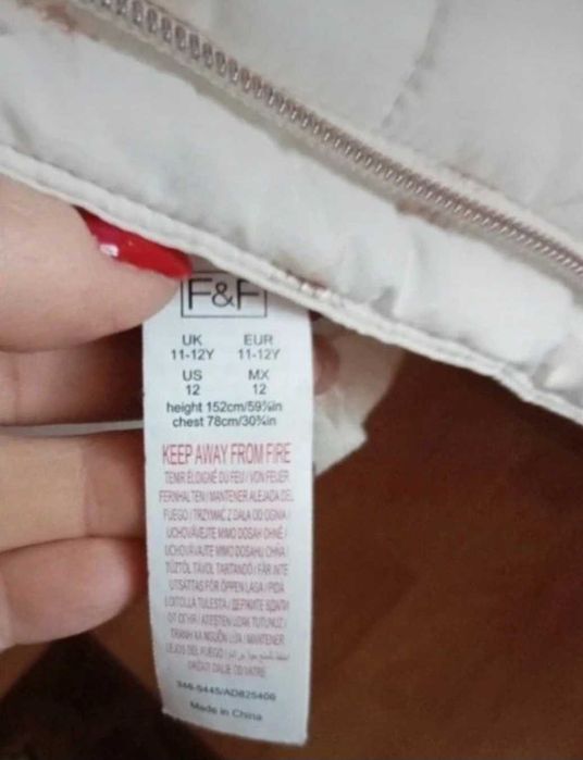 Biała w złote gwiazdki ciepla zimowa kurtka dla dziewczynki
