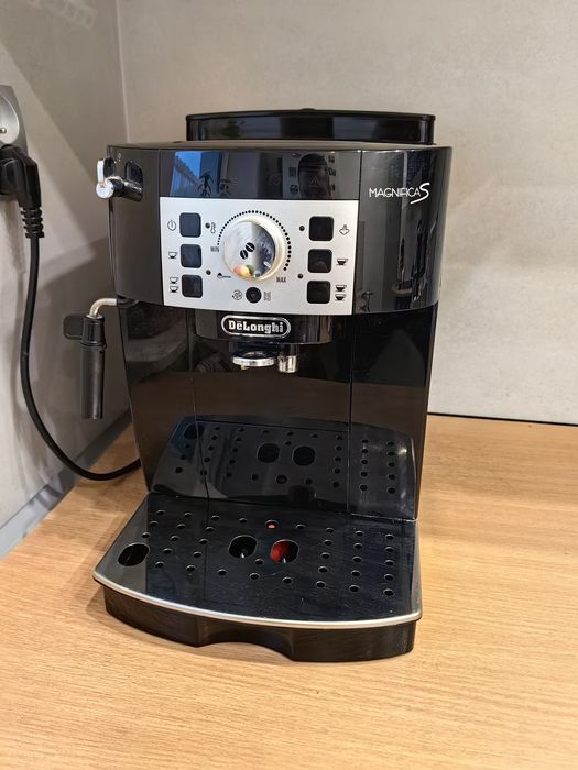 Ekspres DELONGHI E.CAM 22.110.B / stan bardzo dobry