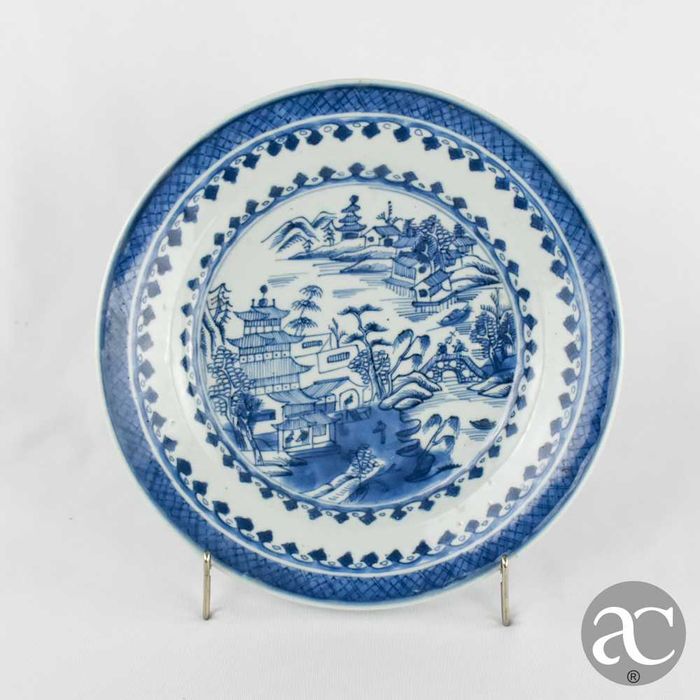 Par de pratos, China período Qianlong, séc. XVIII, pagodes e paisagem