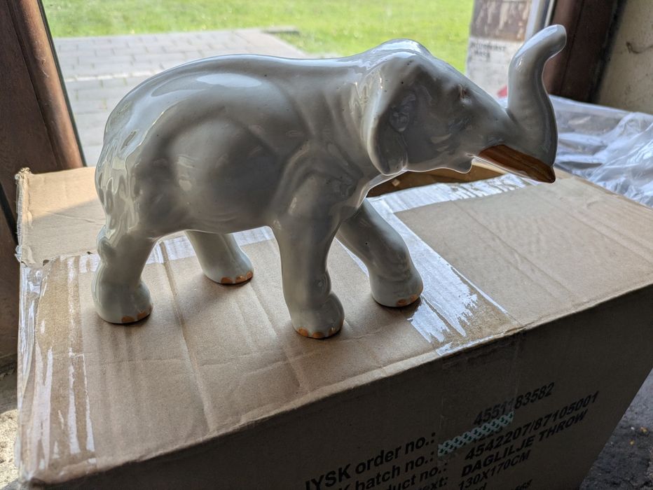Figurka porcelanowa słoń