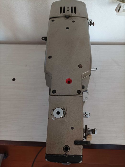 Máquina de costura travet