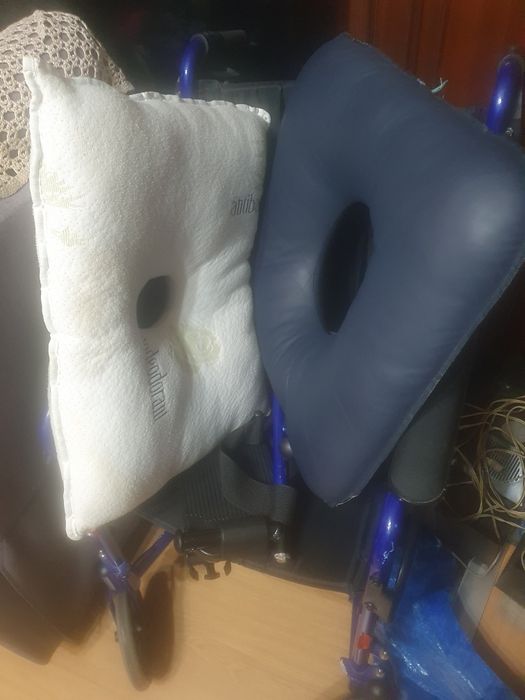 Cadeira de rodas ( ofereço almofada anti escaras para cóccix e orelha