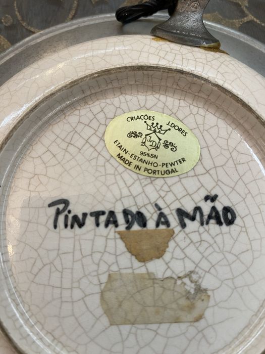 Prato em porcelana pintado à mão! Com rebordo em 95% de  estanho!