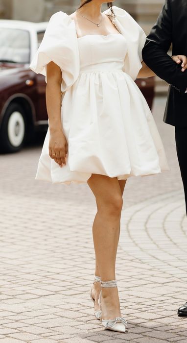 Атласна весільна сукня