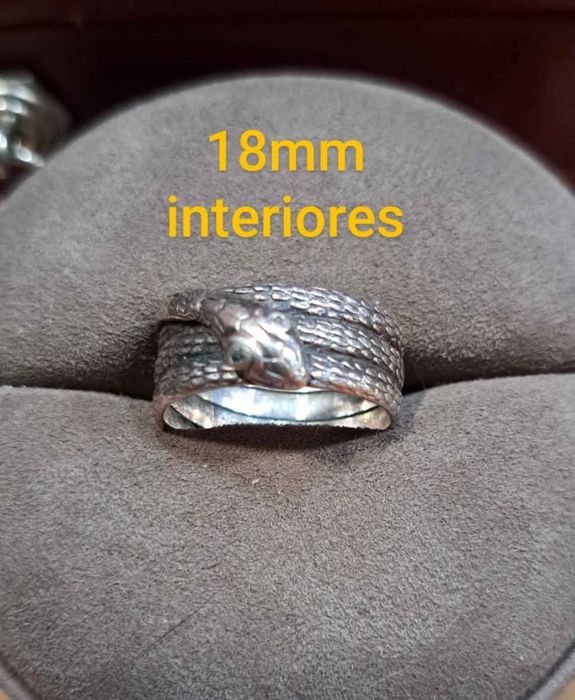 Aneis em prata contrastada.