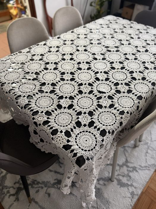 Toalha de mesa de croche - feita a mão
