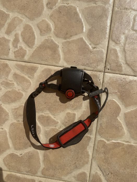 Lanterna frontal Ledlenser em bom estado.