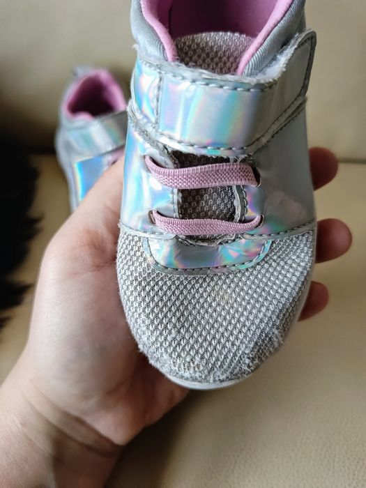 adidasy dziewczęce r. 25, dł. wkladki- 16 cm, leciutkie