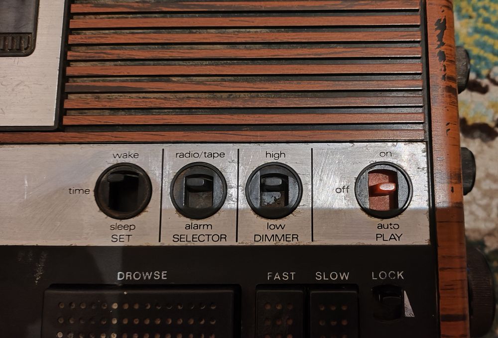 Radio despertador com leitor de cassete