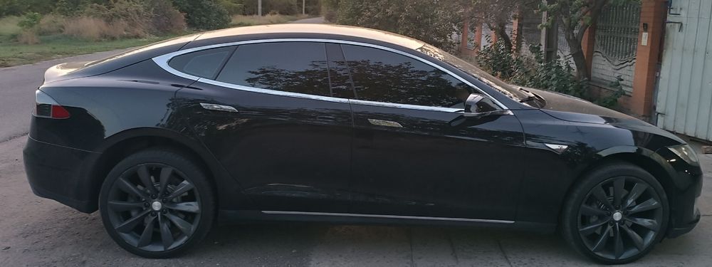 Продам електромобіль Tesla model S Европа 85 кВт батарея.