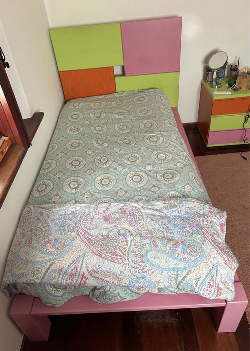 Cama de solteiro de madeira maciça + colchão