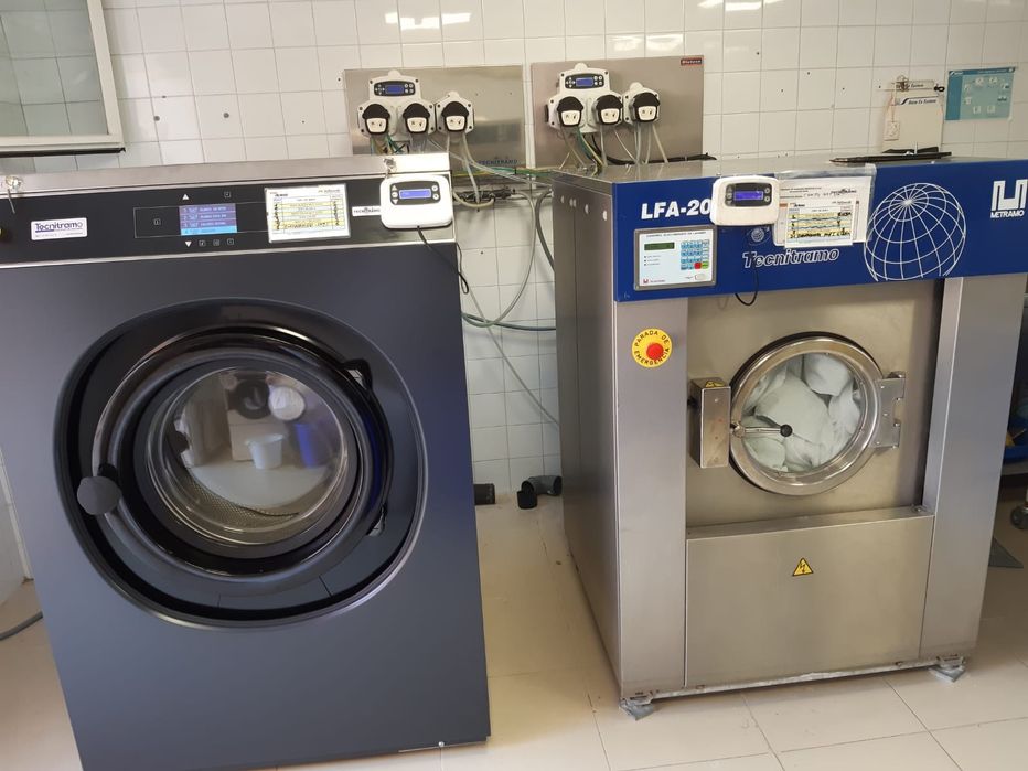 Máquina para lavandaria ocasião e doseadores self service