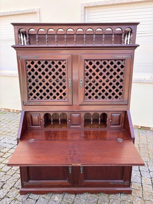 Escrivaninha clássica em madeira