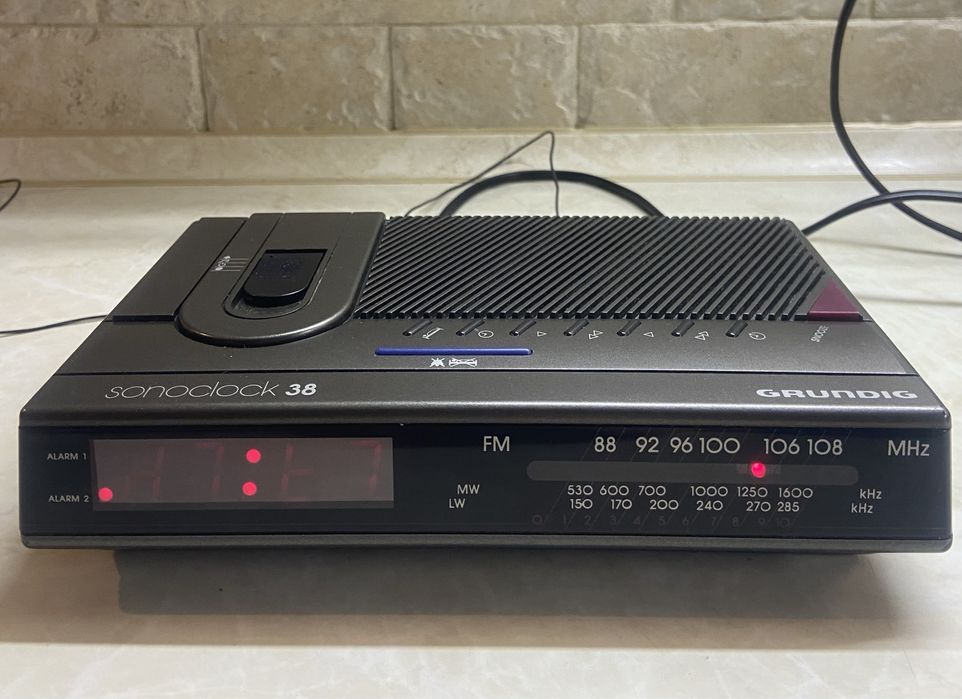 Grundig Sonoclock 38 радіо будильник