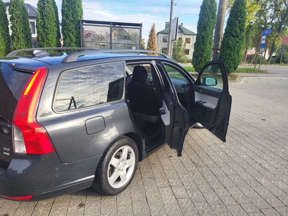 Автомобіль Volvo v50