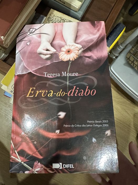 Livro Teresa Moure - Erva-do-diabo