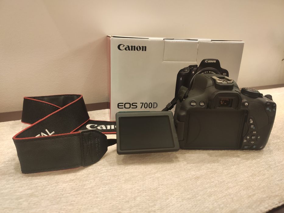 Vendo Máquina fotográfica Reflex EOS Canon 700d (avariada)