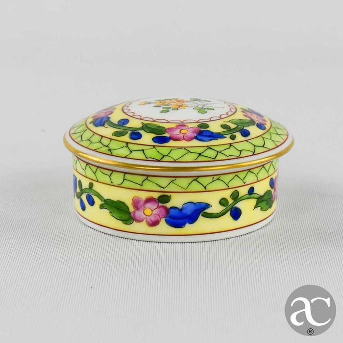 Caixa redonda em porcelana europeia, pintada à mão