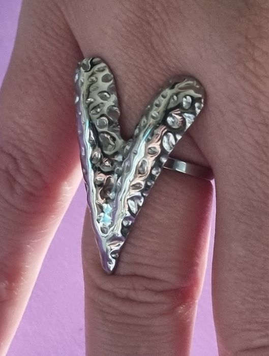 Anel prateado, em aço inoxidável, em forma de coração. Ajustável