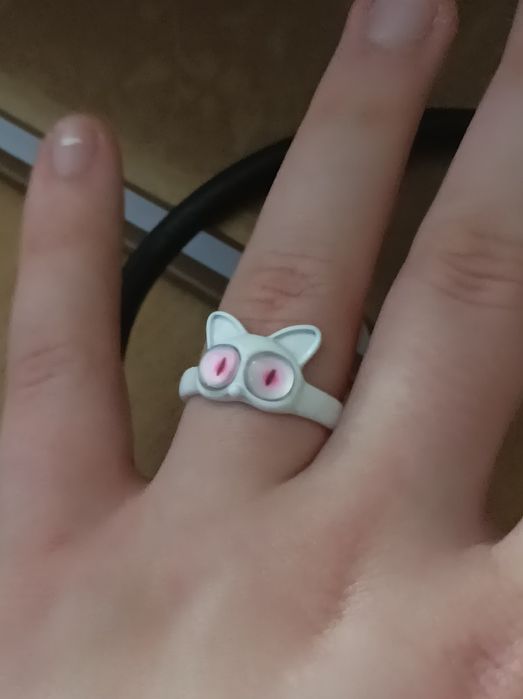 кільце з кошеням з рожевими очима