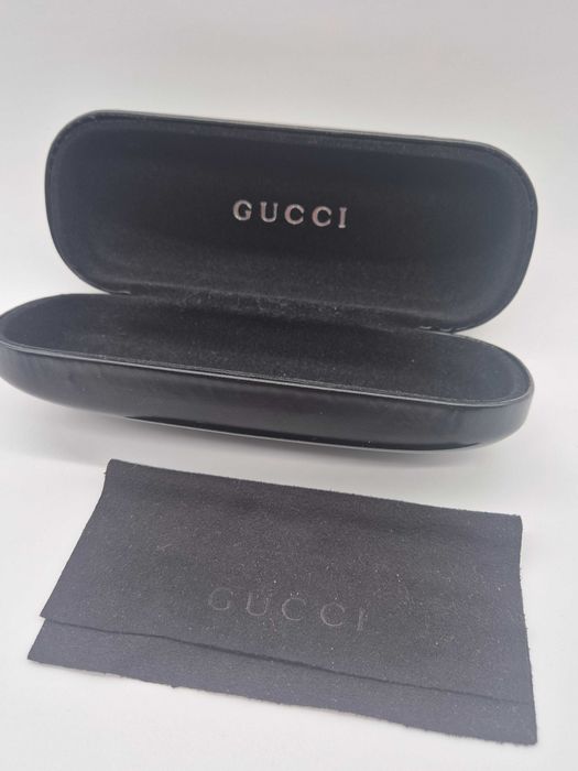 czarne, twarde etui na okulary