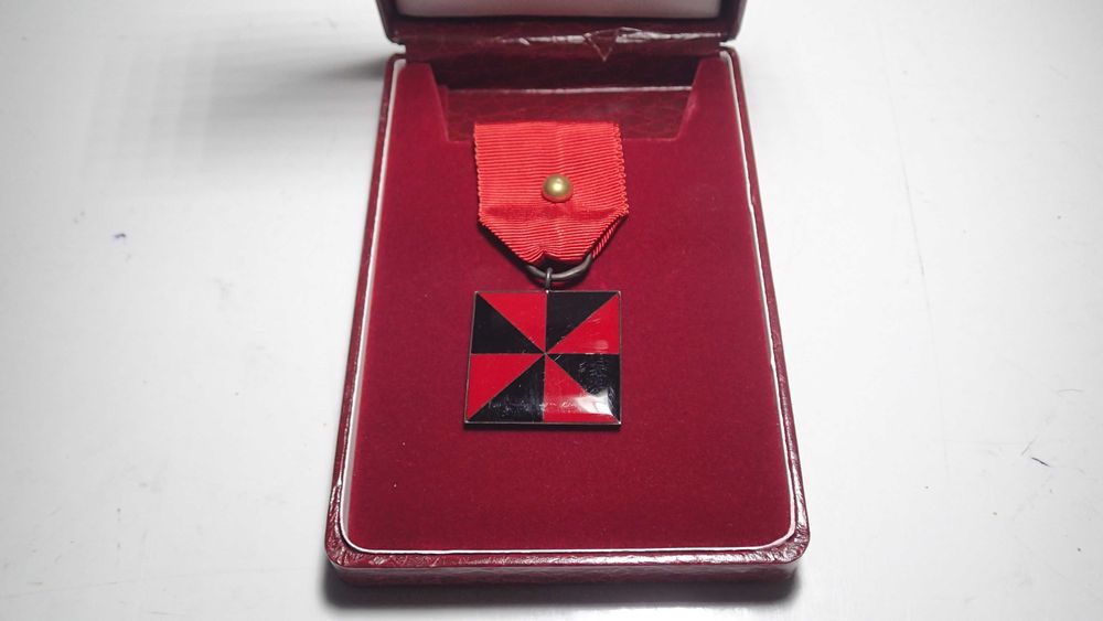 Medalha antiga de peito de bons serviços e dedicação