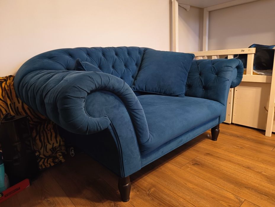 Piękna Sofa z podnóżkiem