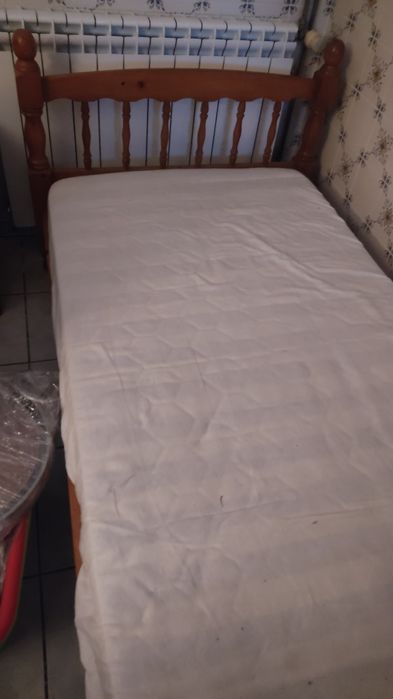 Cama de solteiro, madeira pinho mel.