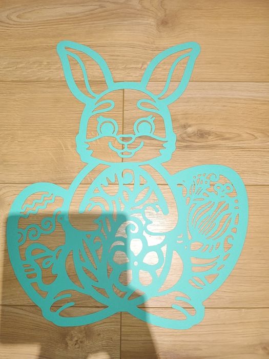 Zając wielkanocny z pisankami dekoracja z papieru