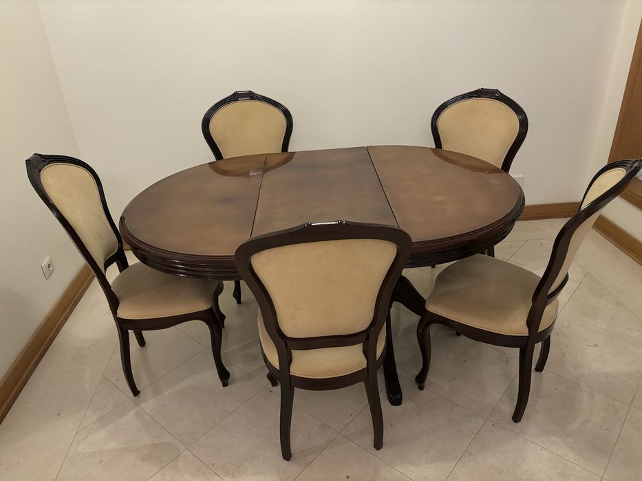 Mesa redonda extensível em mogno com cadeiras