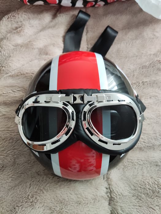 Mala com capacete e óculos