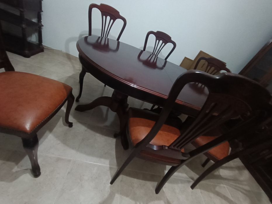 Mesa com 6 cadeiras