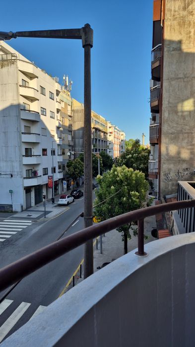 Apartamento t0 mobilado e equipado  junto a casa da musica com fiador e 1 mes de caucao