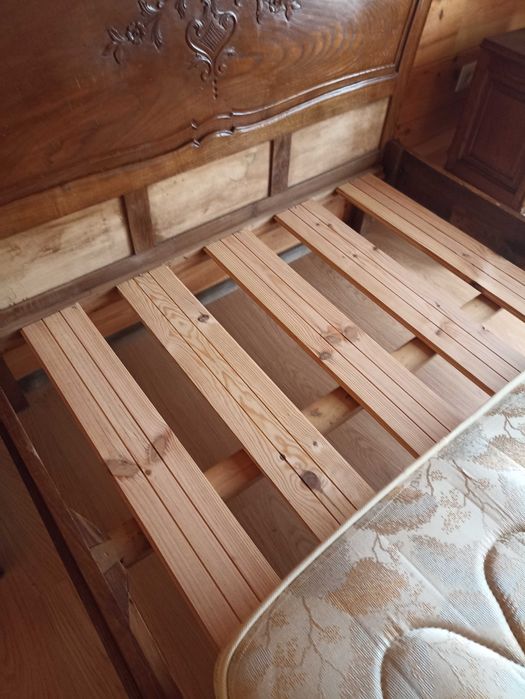 Cama e cabeceiras trabalhadas em madeira