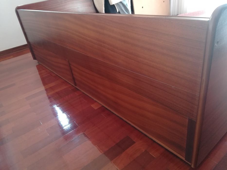 Cama de solteiro em madeira maciça