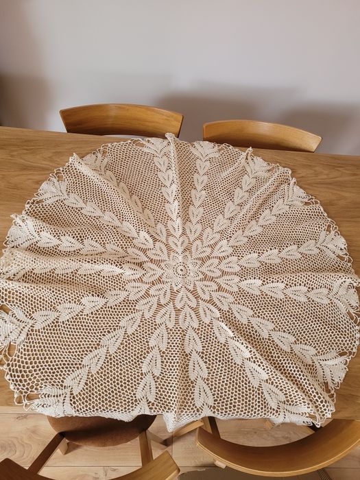 Obrus ręcznie robiony na szydełku