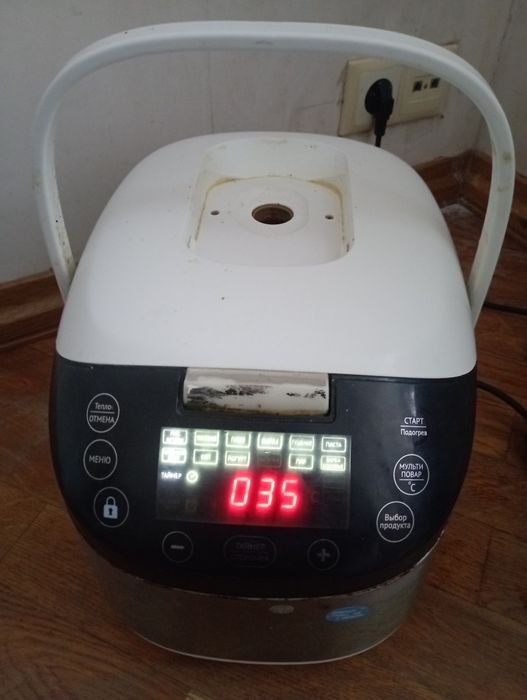 Мультиварка стара Redmond працює