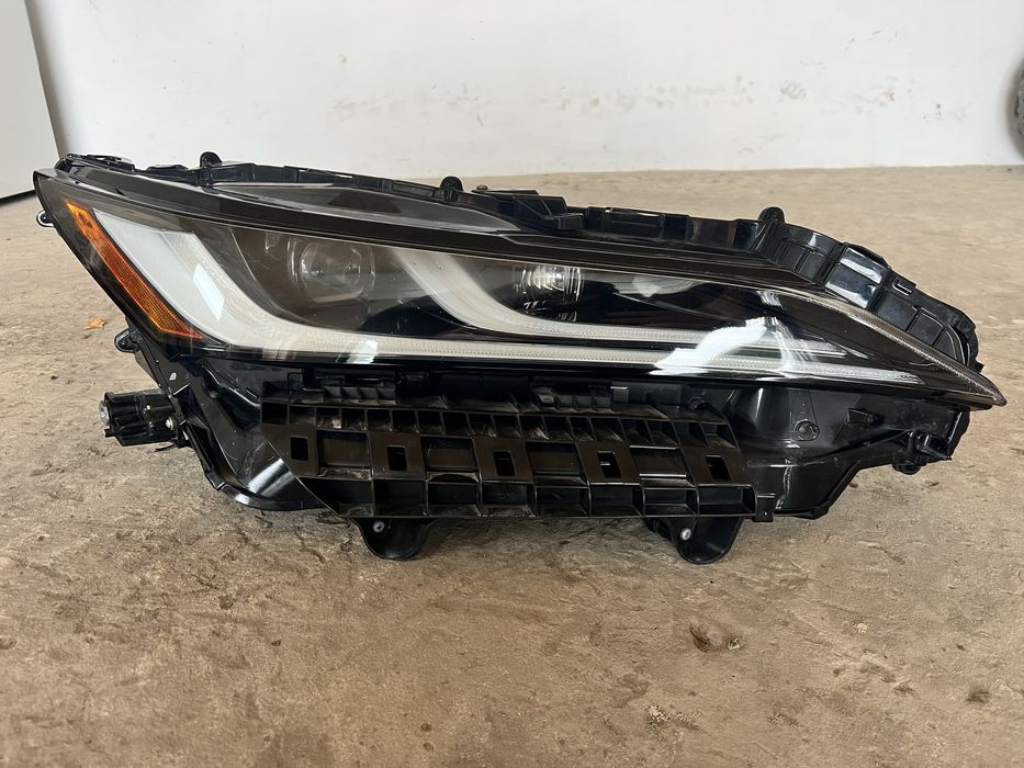 Фара Toyota Venza limited 2021