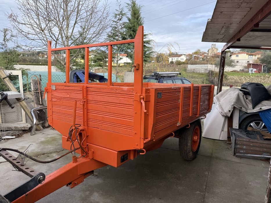 Reboque agricula basculante