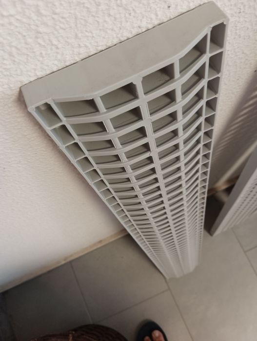 Caleira de chão (só os núcleos em PVC cinzento)