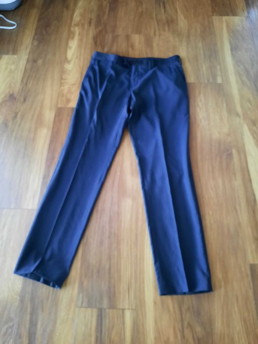 Granatowy garnitur męski marki vistula.